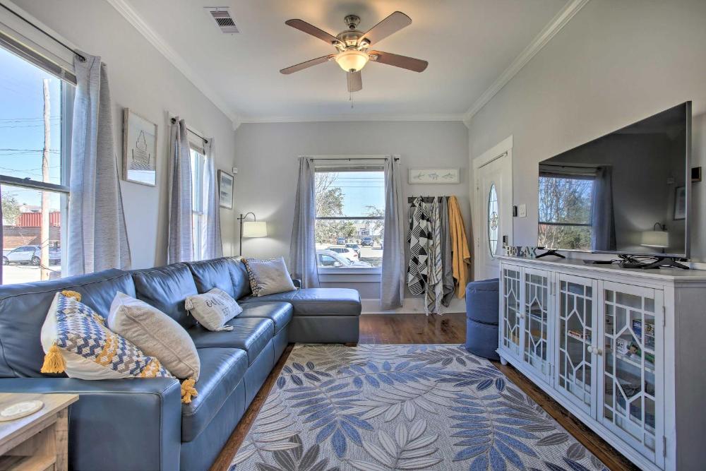 Walk to Restaurants Getaway Less Than 1 Mi to Seawall!